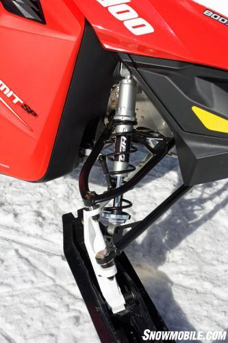 Передняя подвеска RAS-2 помогает снегоходу Ski Doo Summit SP с легкостью покорять горные склоны.