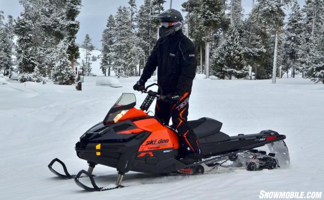 Tundra Xtreme подойдет водителям любого роста. Снегоходом очень легко управлять, особенно на низких скоростях