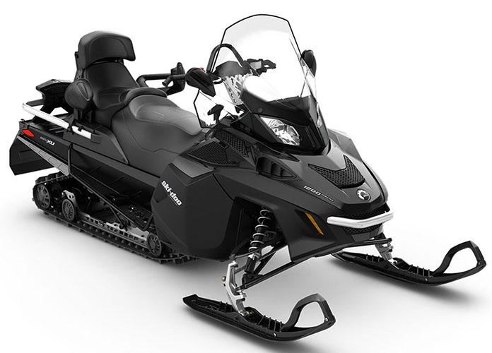 В дизайне Ski-Doo Expedition LE можно найти много общего с такими моделями бренда, как Grand Touring и Skandic – таким образом, получилось сочетание мощных утилитарных саней с «внешностью» снегохода туристического класса.